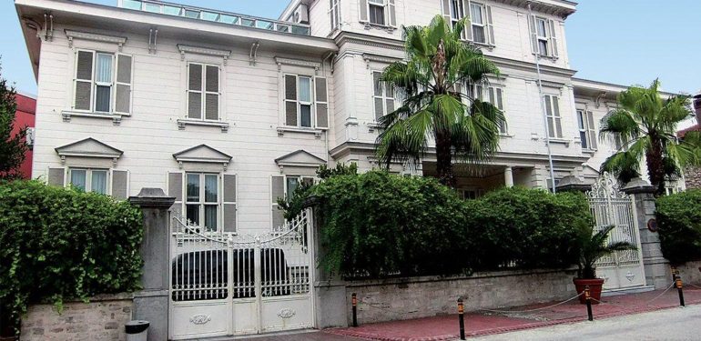 İstanbul’un şirin semti Kumkapı Tarihi dokusuyla büyülüyor